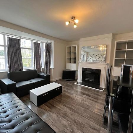 Bright And Spacious 2 Bedroom Apartment Сътън Екстериор снимка