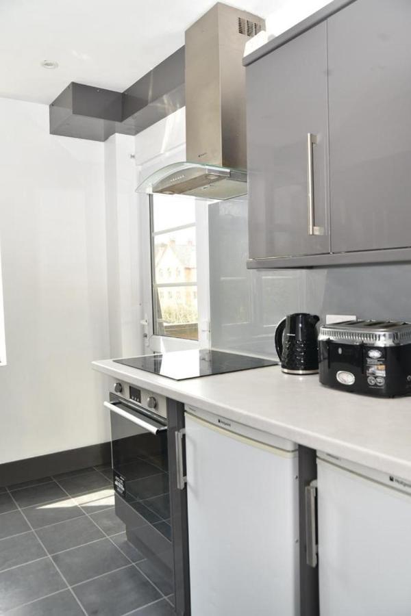 Bright And Spacious 2 Bedroom Apartment Сътън Екстериор снимка