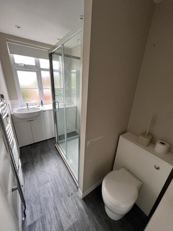 Bright And Spacious 2 Bedroom Apartment Сътън Екстериор снимка