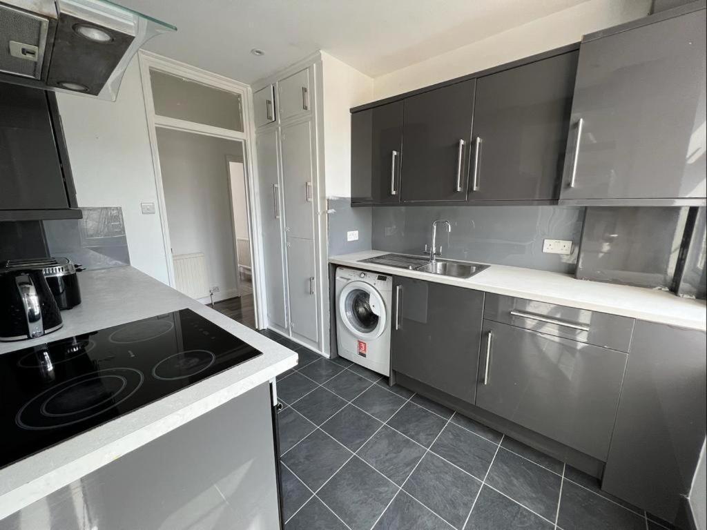 Bright And Spacious 2 Bedroom Apartment Сътън Екстериор снимка