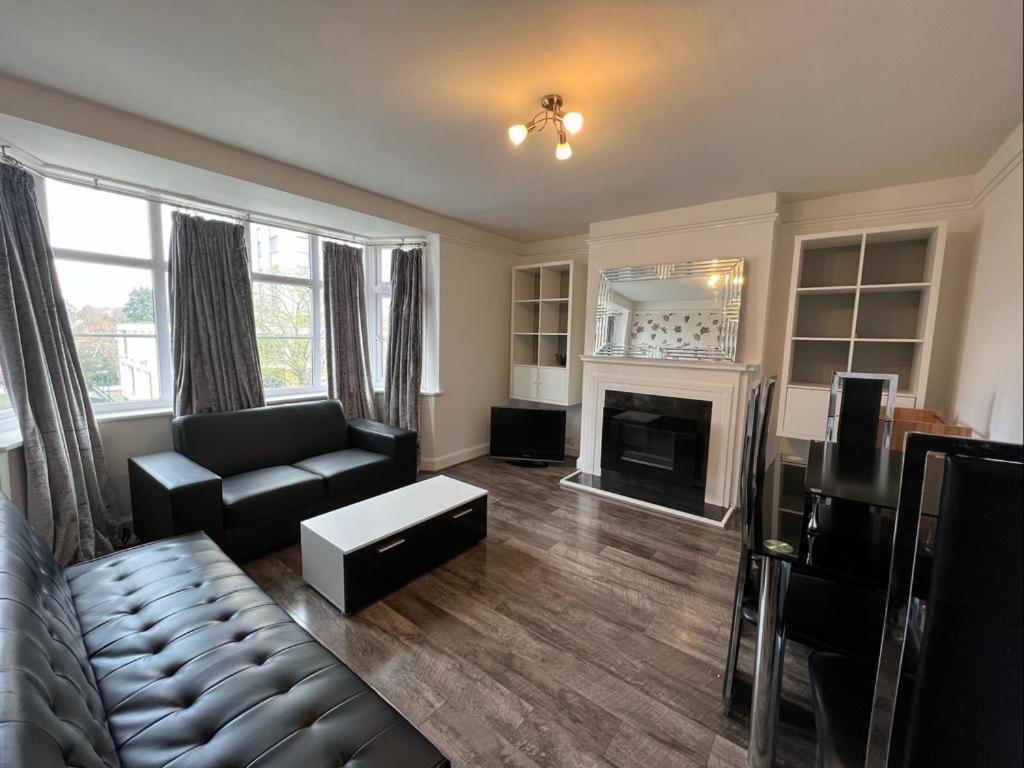 Bright And Spacious 2 Bedroom Apartment Сътън Екстериор снимка