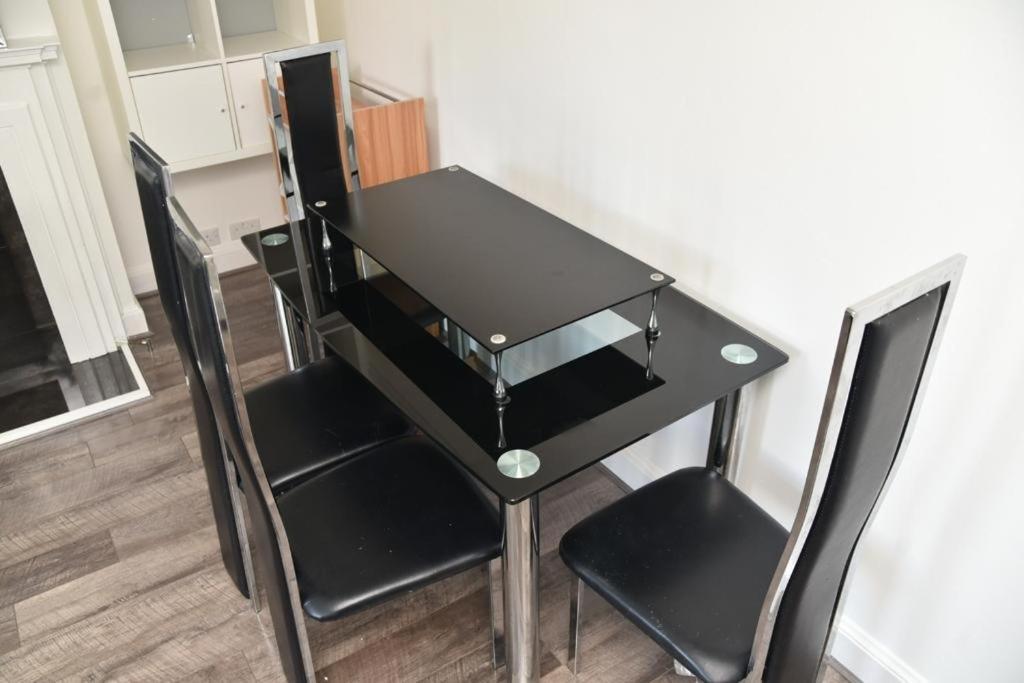 Bright And Spacious 2 Bedroom Apartment Сътън Екстериор снимка